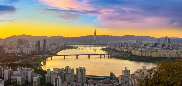  Güney Kore 'de Seul şehir merkezindeki Han Nehri manzarası. Kore' nin simgeleri..