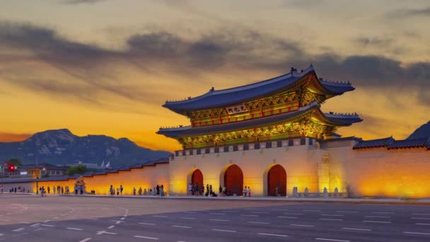 Vacker Färgglad Skymning Främre Gyeongbokgung Palace Footage Människor Standing Still — Stockvideo