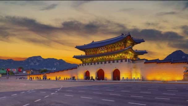 Piękny Kolorowy Zmierzch Przodu Gyeongbokgung Palace Footage People Standing Ciill — Wideo stockowe