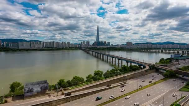 時間経過4K 交通量の多いソウル地下鉄とソウルシティスカイライン 漢江ソウルの金融街のタワーを見る — ストック動画