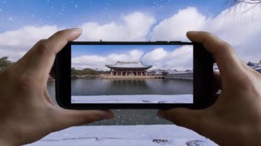 Touchscreen Smart Phone 'un hızlandırılmış video kaydı. Güney Kore, Seul 'deki Gyeongbokgung Sarayı' ndaki Gyeonghoeru Pavyonu 'nda. (Gyeonghoeru Köşkü tabelasında.)