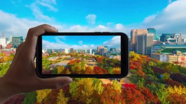 Touchscreen Smart Phone 'un hızlandırılmış video kaydı. Deoksugung Sarayı 'nda. Güney Kore 'de sonbahar akçaağaç ağaçları var.