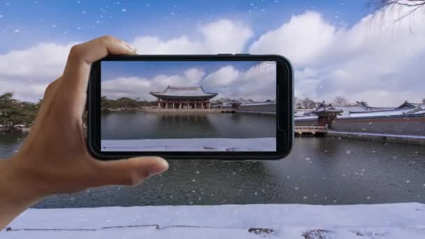 Анимация Сенсорного Экрана Смартфона Записывает Видео Истечении Времени Зимой Павильоне — стоковое видео