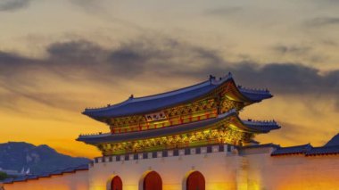 Güzel renkli alacakaranlık. Gyeongbokgung Sarayı. Güney Kore 'de (Gyeongbokgung' da bir tabela üzerinde)