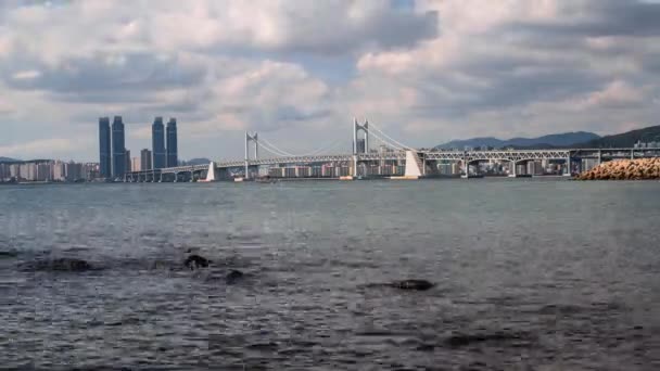 Molnig Himmel Vid Busan Gwangalli Beach Och Gwangan Bridge Eller — Stockvideo