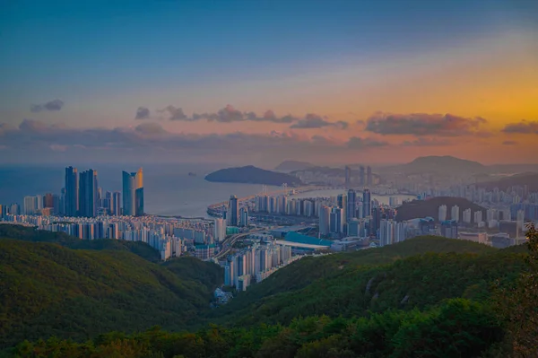 Güney Kore, Gwangalli Sahili ve Gwangan Köprüsü ile Busan şehrinde gün batımında manzara seyreder. Ya da Güney Kore 'nin en iyi simgesi olan Güney Kore Elmas Köprüsü..