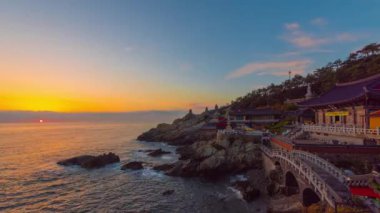Güney Kore deniz manzarası, gün doğumunda Busan, Güney Kore 'deki Haedong Yonggungsa Tapınağı' nın en iyi manzarası.