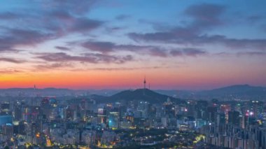 Seul City Güney Kore Skyline 'ı, Seul' deki tarihi kuleyi gösteriyor.