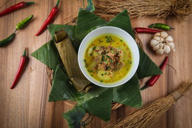 Empal Gentong özel çorba ve pirinç keki (lontong) ile karıştırılmış empal etten oluşan bir yemektir, bu yemek Cirebon, Batı Java, Endonezya 'dan geleneksel yemektir..