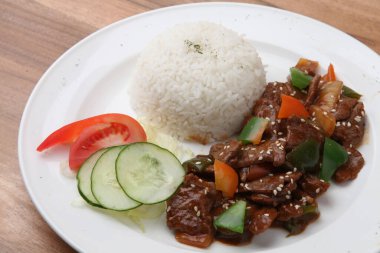 Beyaz tabakta servis edilen yakiniku eti.