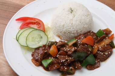 Beyaz tabakta servis edilen yakiniku eti.