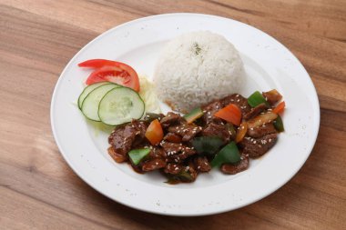 Beyaz tabakta servis edilen yakiniku eti.