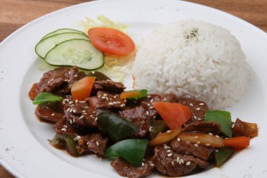 Beyaz tabakta servis edilen yakiniku eti.