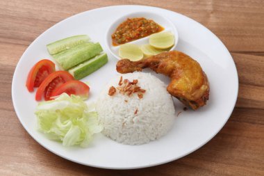 Kızarmış Tavuk Ayam Goreng geleneksel Endonezya yemeklerinde servis ediliyor.