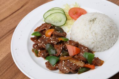 Beyaz tabakta servis edilen yakiniku eti.