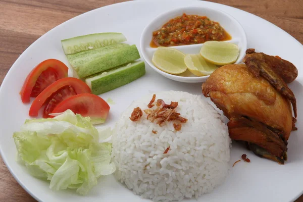 Gebratenes Huhn Ayam Goreng Serviert Auf Weißem Teller Indonesischen Traditionellen — Stockfoto