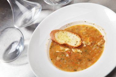 Etli, sebzeli ve ekmekli çorba