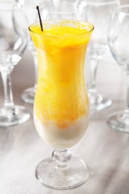 Limonlu ve naneli kokteyl