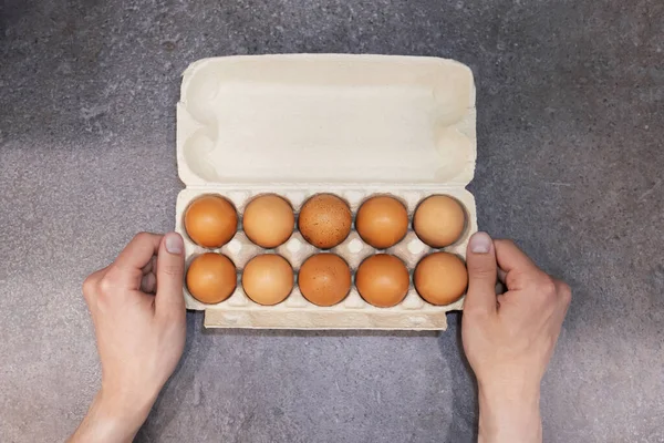 Tahta üzerinde yumurtalar, pişirmek için çeşitli hammaddeler.