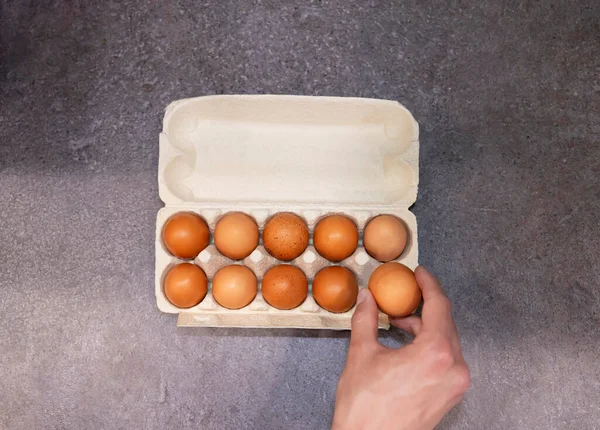 Yumurta kabında tavuk kahverengi taze çiğ yumurta. Yemek yapmak için gerekli malzemeler. Sağlıklı beslenme bir kavramdır. Yatay yönelim, seçici odak.