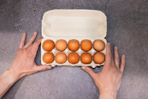 İyi sağlık için organik tavuk yumurtası. Kırsal ahşap arka planda yüksek protein.