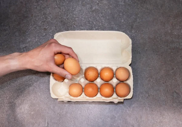 Rustik ahşap arka plan iyi sağlık yüksek protein için Çiğ tavuk yumurtası organik gıda