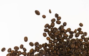 Beyaz arkaplanda kahve çekirdekleri