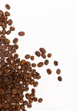 Taze kavrulmuş kahve çekirdekleri.