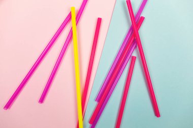 Plastik pipetler ve toprak küresi, dünya kirliliği kavramı. Tek kullanımlık pipetler plastiğe karşı savaşta..