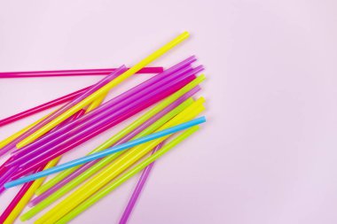 Plastik pipetler ve toprak küresi, dünya kirliliği kavramı. Tek kullanımlık pipetler plastiğe karşı savaşta..