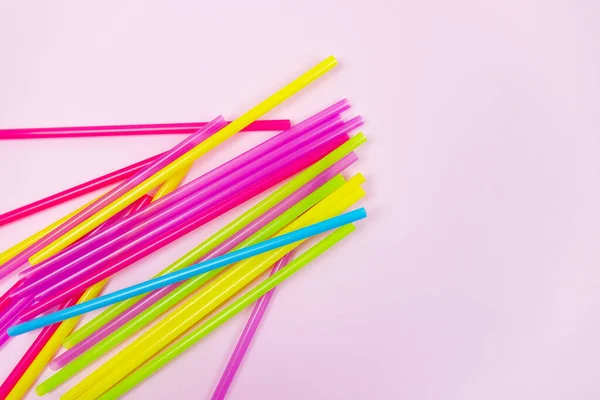 Plastik pipetler ve toprak küresi, dünya kirliliği kavramı. Tek kullanımlık pipetler plastiğe karşı savaşta..