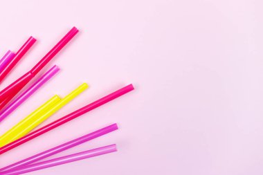 Çok renkli esnek kamışlarla çevrelenmiş bir çerçeve. Plastik kamışlar ve toprak küresi, dünya kirliliği kavramı. Kirliliği azaltmak için plastik pipetlerin satışını yasaklamayı planlıyoruz. Parti için saman içmek.