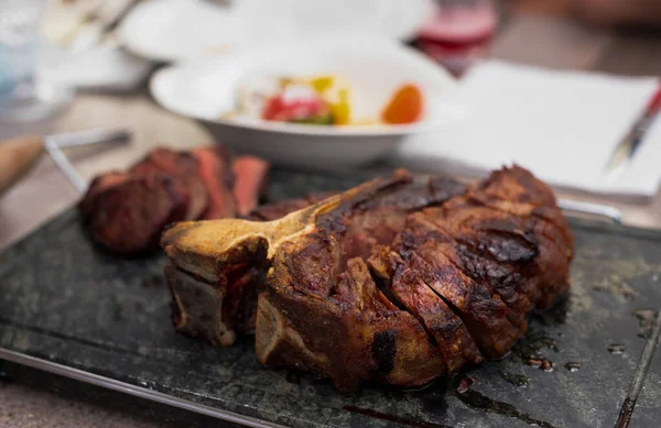 Büyük Ribeye bifteği. Lezzetli biftek.