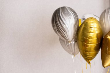 Bayramlar ve doğum günü partisi dekorasyon konsepti - birçok metalik altın helyum balonu 