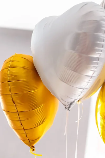 fotoğraf gümüşü, altın balonlar beyaz arka planda