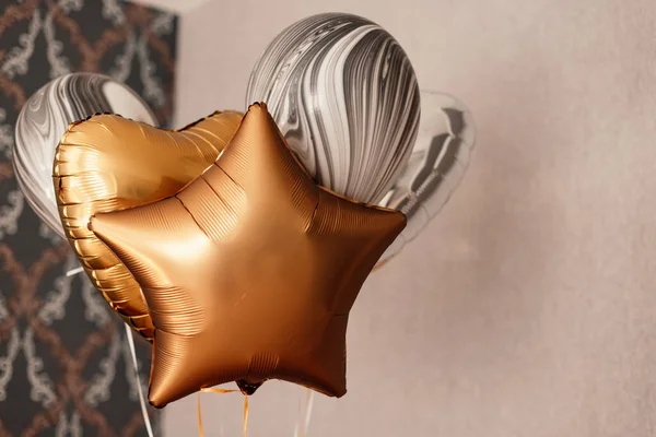 fotoğraf çeşmesi balonları siyah ve altın, erkek tarzı.
