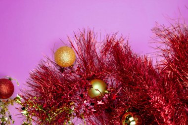 Noel kompozisyonu. Noel kırmızı ve sarı süslemeler ve pembe arka planda yeni yıl süsleri.. 