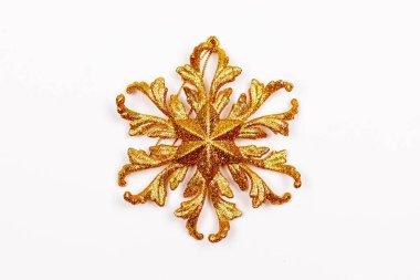Altın Noel kar tanesi ikonu. Beyaz arka planda izole edilmiş altın renkli kar tanecikli tabela. Kart, selamlama ve dekorasyon için zarif bir tasarım. Dokuyu parlat.