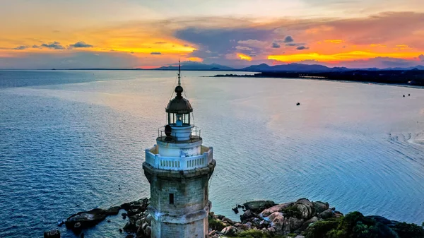 Faro de Ke Ga al atardecer en Vietnam. Paisaje vista mar. Drone foto aérea — Foto de Stock