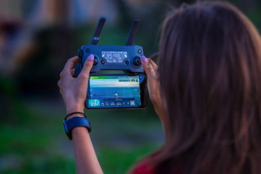 Genç bayan uzaktan kumandayla uzaktan kumandayla deniz fenerini kontrol ediyor..