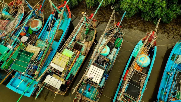 De vieux bateaux de pêche en bois colorés sur la rivière en Asie. Vue aérienne ou photo de drone. — Photo