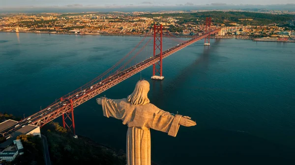 Vista aérea del Santuario de Cristo Rey, Santuario de Cristo Rei en Lisboa, Portugal. Foto aérea de drones al amanecer. Monumento católico — Foto de Stock