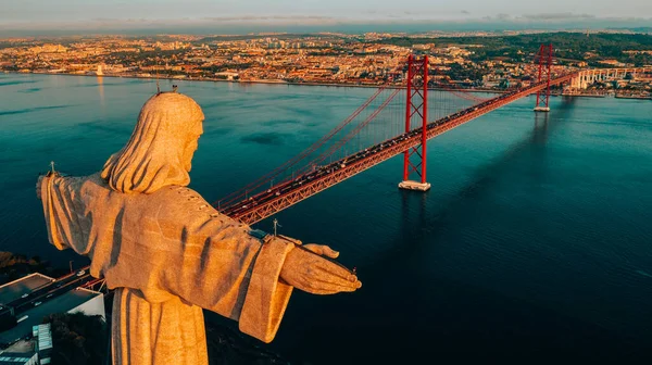 Vista aérea del Santuario de Cristo Rey, Santuario de Cristo Rei en Lisboa, Portugal. Foto del dron al amanecer. Monumento católico — Foto de Stock