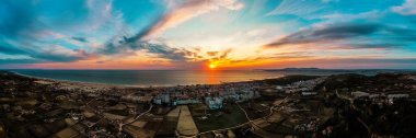 Gün batımında Portekiz Costa Da Caparica 'nın hava panoramik manzarası. Muhteşem kumlu sahil şeridi ve güçlü Atlantik okyanus dalgaları..