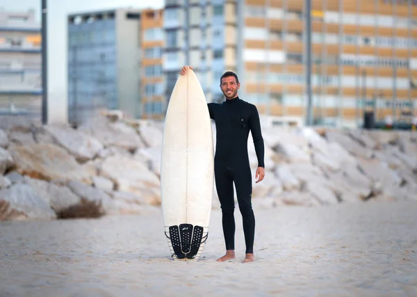 Πορτρέτο του σέρφερ σε μαύρο ζίπλες surfing wetsuit με ιστιοσανίδα ή shortboard στην παραλία της Costa Da Caparica, Πορτογαλία — Φωτογραφία Αρχείου