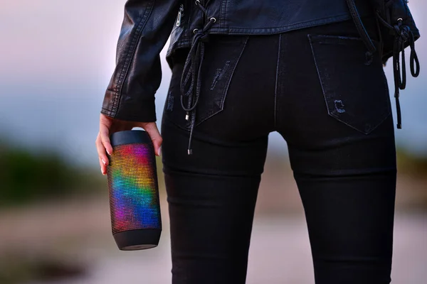 A la mujer le encanta escuchar música con altavoces inalámbricos led multicolores portátiles. Disfrutando de la música al aire libre. — Foto de Stock