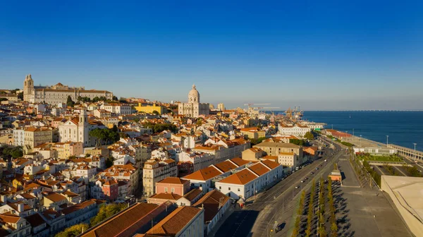 Flygfoto över Lissabon stad och Avenida Infante Dom Henrique väg nära Tagus floden — Stockfoto