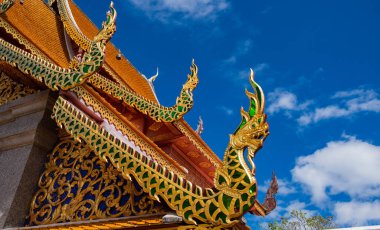 Geleneksel Nagalar ya da Tayland tapınağının çatısındaki efsanevi yılanlar.