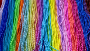 Renkli boncuk kolyelerin arka planı, yakın odak. Makro.