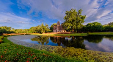 Sukhothai 'de güzel Wat Sri Sawai gölü ve bulutlu mavi gökyüzü.